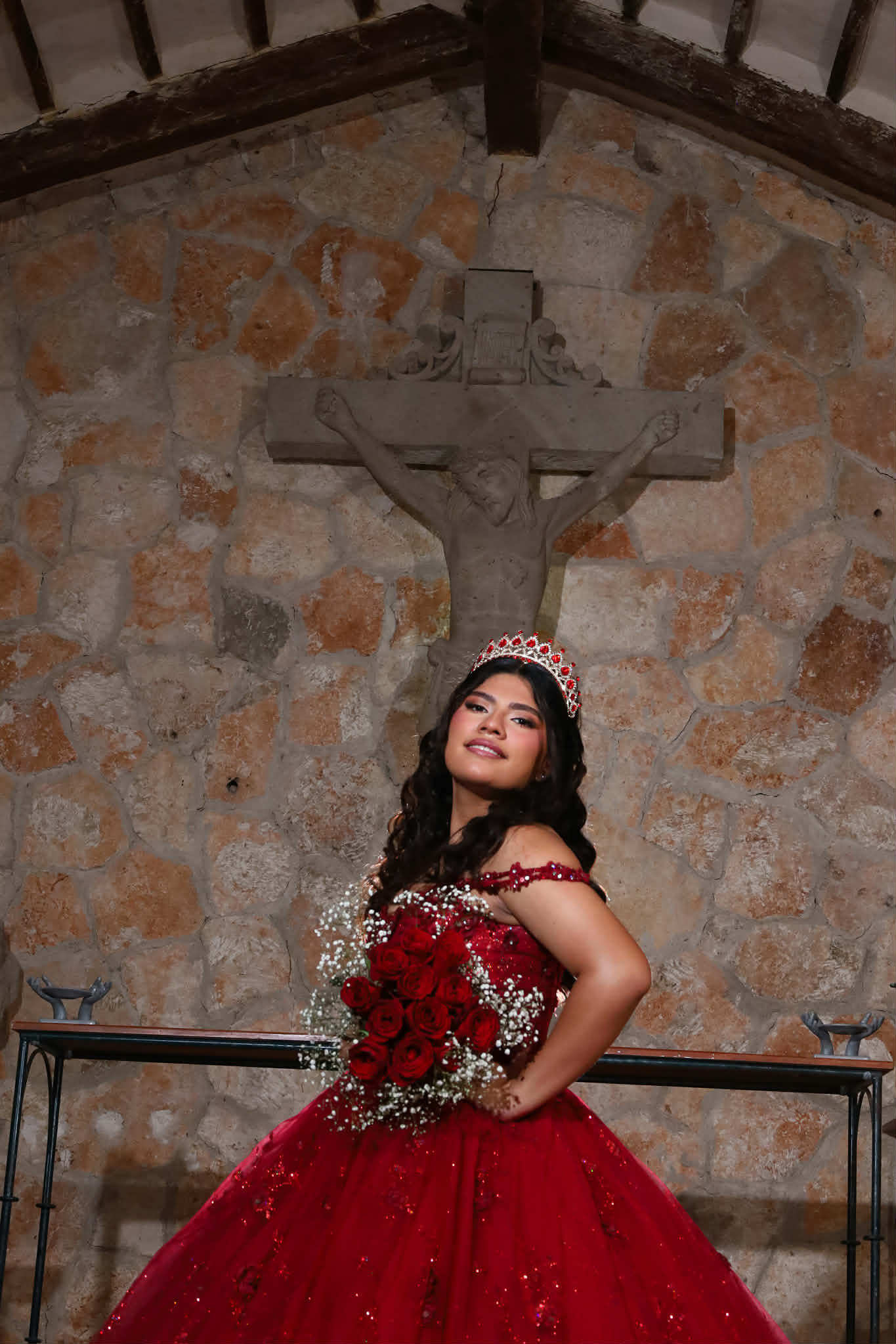 Yedani con su corona y ramo de rosas