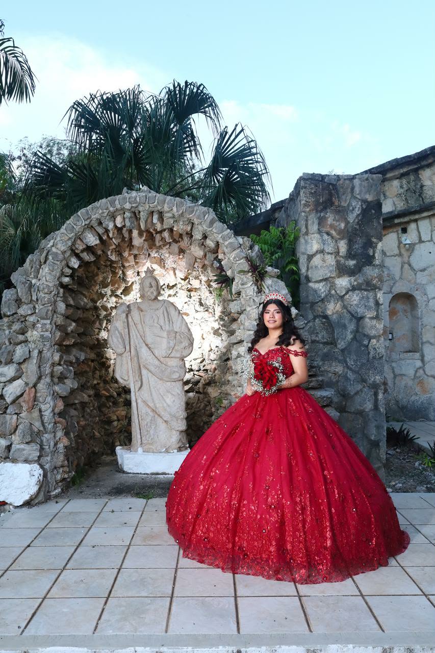 Yedani junto al altar de piedra